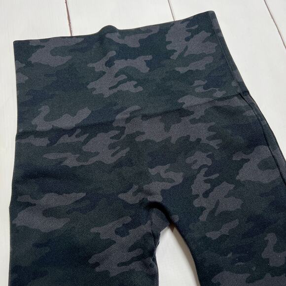 SPANX Look At Me Now Seamless Cropped Legging SIZE S Black Blue Camo Yoga Pant - Picture 9 of 13